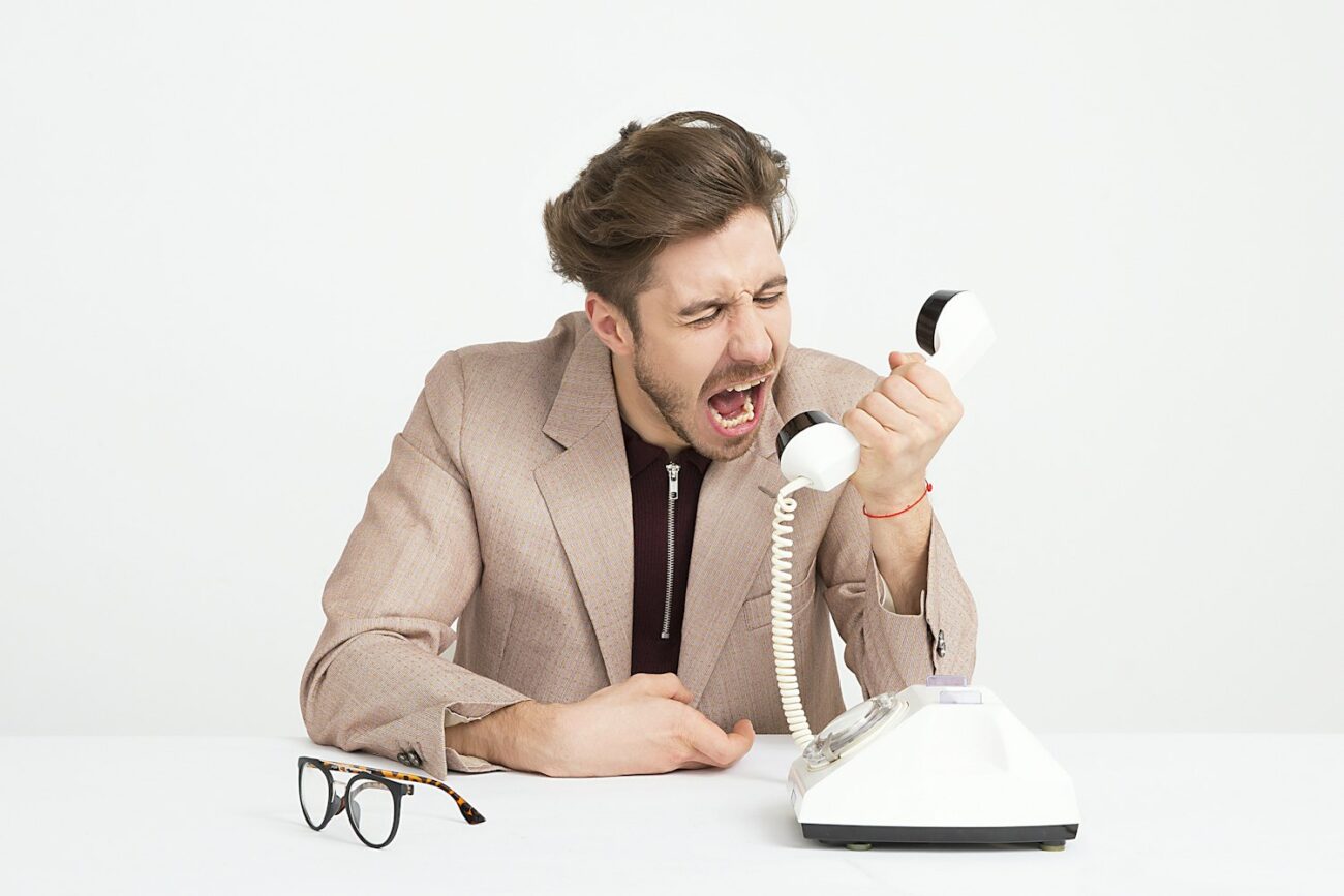 Démarchage téléphonique | France Téléphone. Personne agacée par un appel de démarchage téléphonique